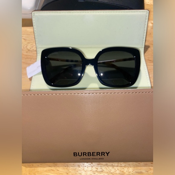 Burberry Women's Sunglasses BE4323 Caroll - Picture 1 of 4